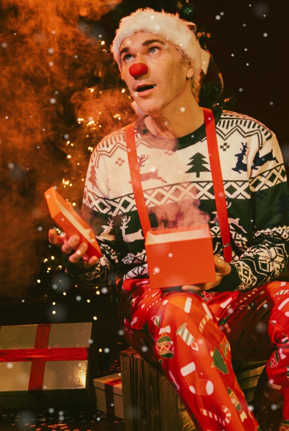 Félix, nez rouge et bonnet de Père Noël, lève les yeux, entouré de fumée dorée.